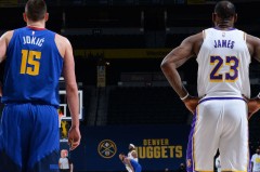 篮球场上的汗水传奇：两人挚友并肩战