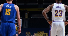 篮球场上的汗水传奇：两人挚友并肩战