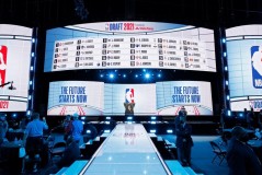NBA转会市场风云：尼克斯签下布罗格登，勇士核心离队